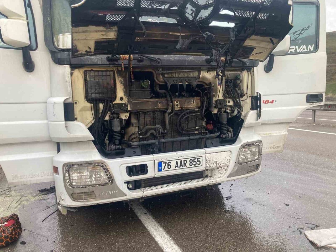 Erzurum’un Aşkale ilçesinde seyir halindeki tırda çıkan yangın itfaiye ekiplerinin