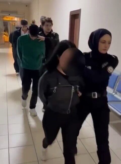 Kocaeli’nin İzmit ilçesinde silahla yağma olayını gerçekleştirilen 5 şüpheli, polis