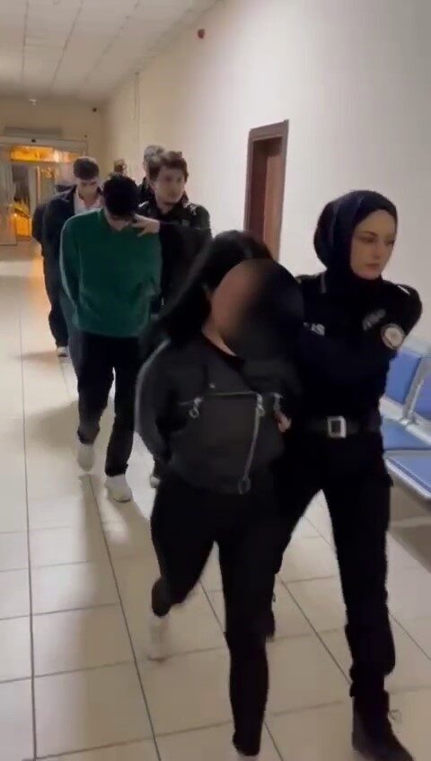 Kocaeli’nin İzmit ilçesinde silahla yağma olayını gerçekleştirilen 5 şüpheli, polis