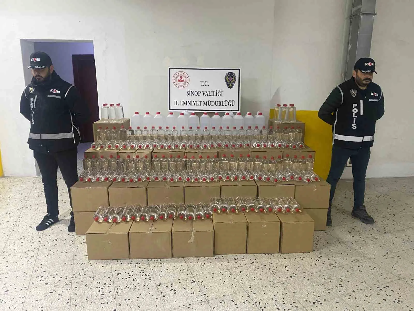 Sinop’ta polis ekiplerince gerçekleştirilen operasyonda bin 300 litre sahte alkol