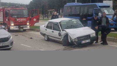 Sinop'ta seyir halindeki iki otomobilin kaza yapması sonucu 2 kişi