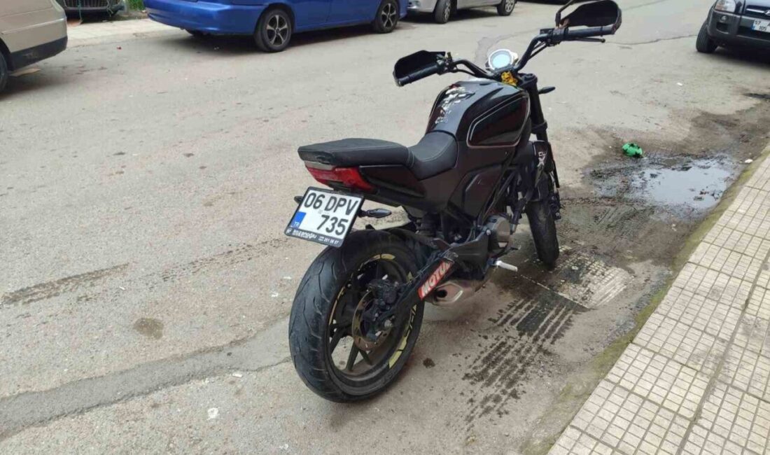 Sinop’ta trafikte motosikletin önünü kaldırarak tehlikeli şekilde ilerleyen sürücü, direksiyon