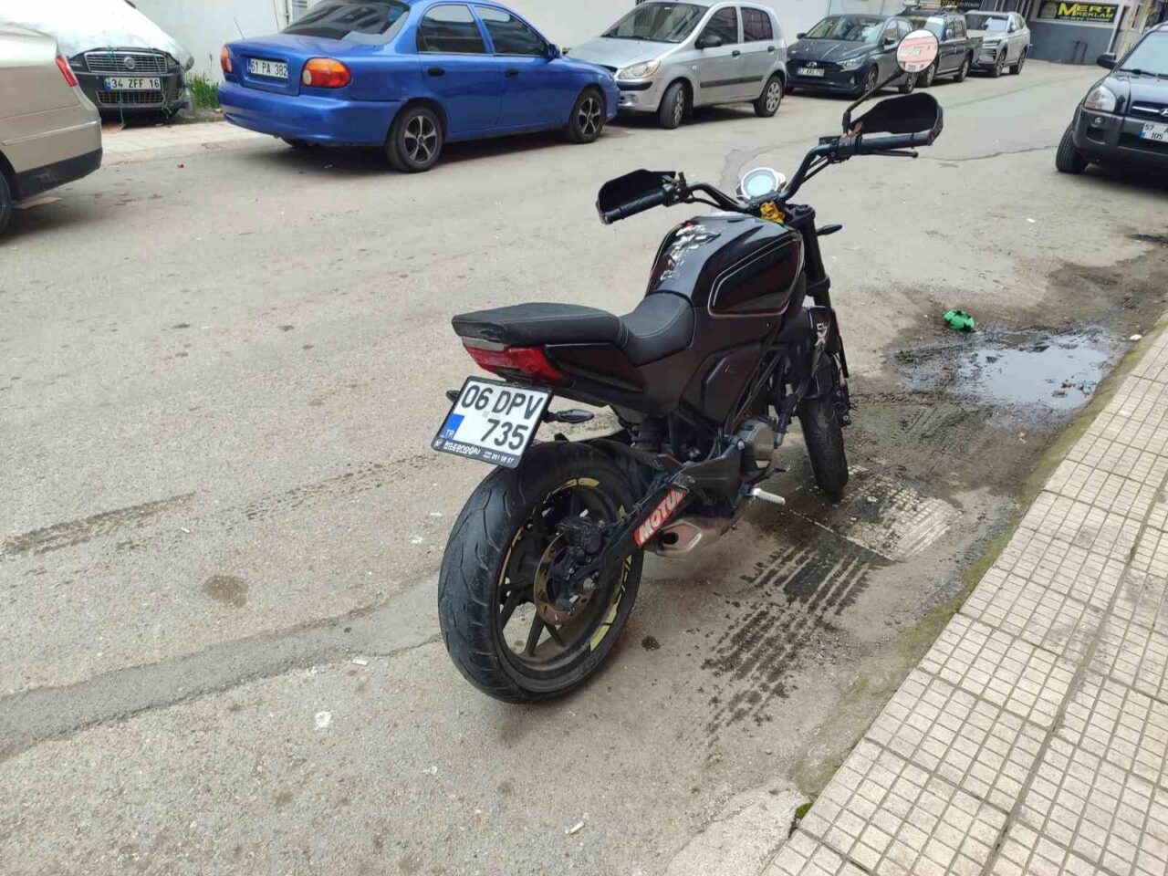 Sinop’ta trafikte motosikletin önünü kaldırarak tehlikeli şekilde ilerleyen sürücü, direksiyon