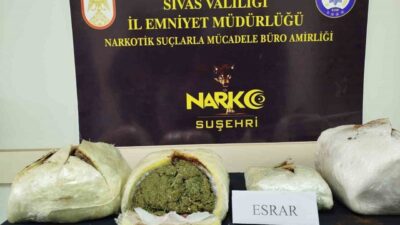 Sivas’ta polis ekipleri durdurdukları araç içerisinde yaptıkları aramada 5 kilo