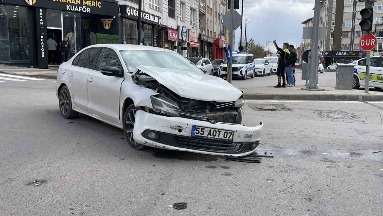 Sivas’ta iki aracın karıştığı hafif kazada bir kişinin yaralanırken, kaza