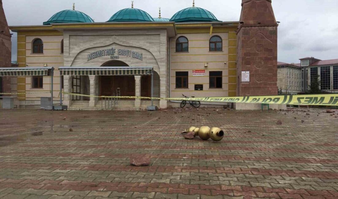Sivas’ın bir cami minaresine yıldırım isabet etti. Çevrede kimse bulunmaması