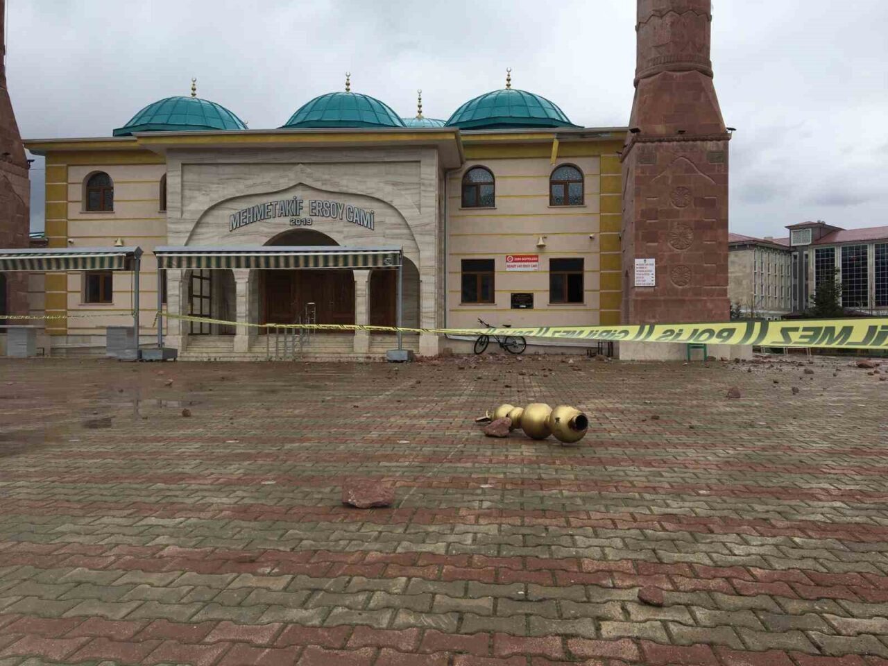 Sivas’ın bir cami minaresine yıldırım isabet etti. Çevrede kimse bulunmaması