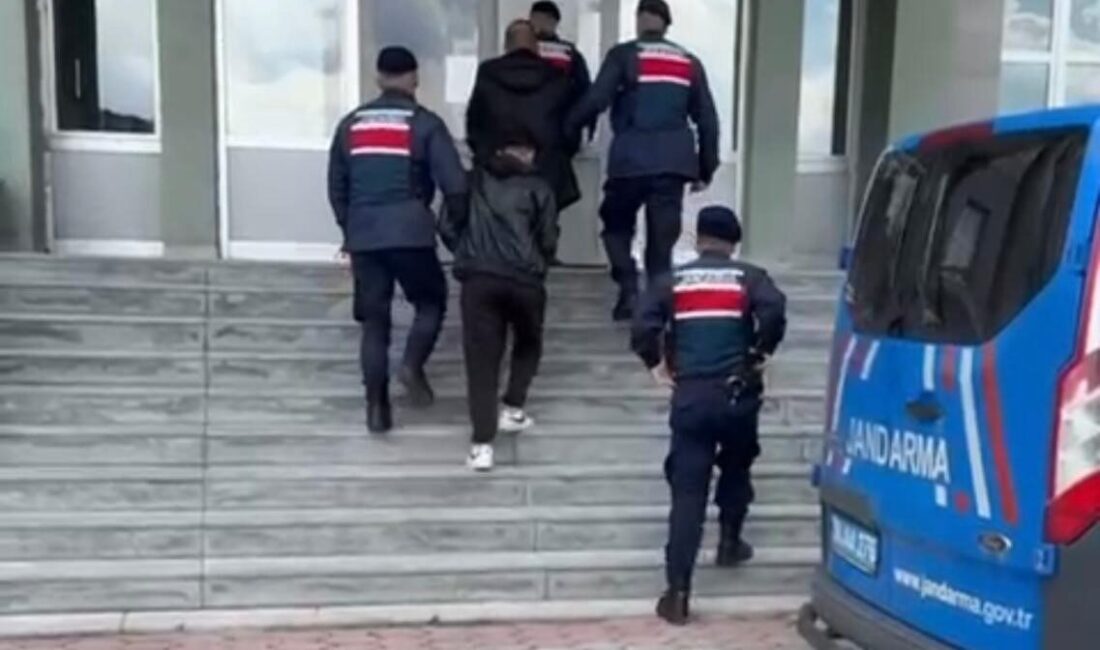 Sivas’ta göçmen kaçakçıları yakayı ele verdi Sivas’ta 6 yabancı uyruklu kişiyi yurda kaçak yollarla soktukları tespit