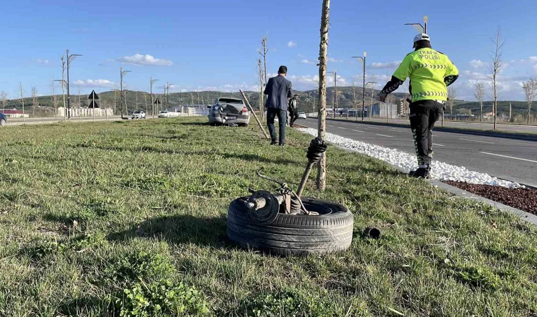 Sivas’ta aynı istikamette giden araçlar kaza yaptı. Kazada 4 kişi