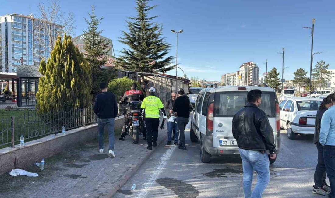 Sivas’ta şüpheli bir aracı takip eden motosikletli polis ekibi aynı
