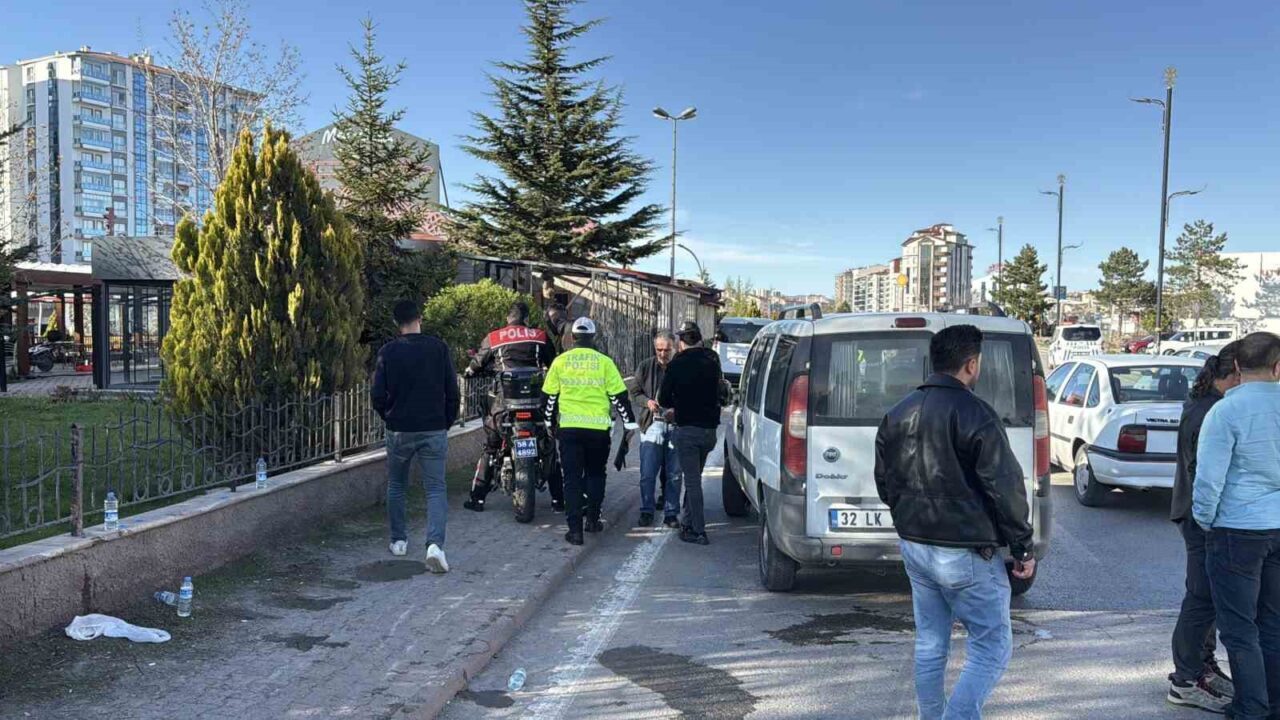 Sivas’ta şüpheli bir aracı takip eden motosikletli polis ekibi aynı