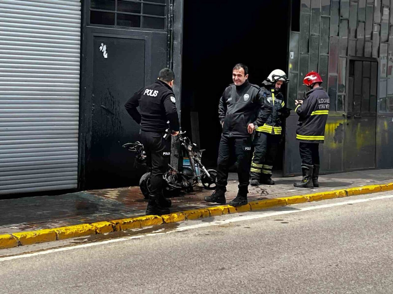 Kocaeli’nin Derince ilçesinde kaynak işlemi sırasında alev alan motosikletten geriye