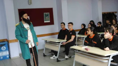 Rize’de Tarih Öğretmeni Ender Okur derste anlatacağı Türk büyüğünün kılığına