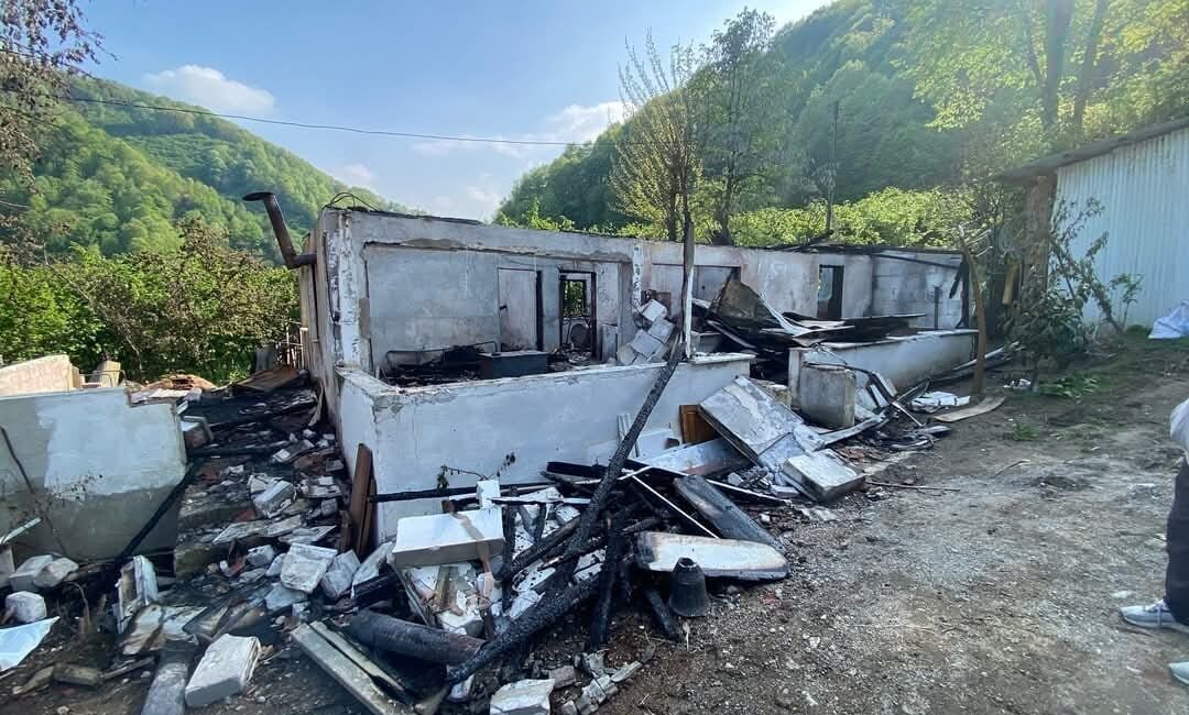 Sakarya’nın Karapürçek ilçesinde alevlere teslim olan tek katlı ev küle