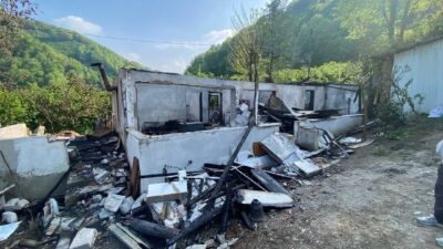Sakarya’nın Karapürçek ilçesinde alevlere teslim olan tek katlı ev küle