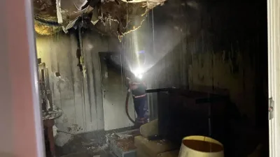 Geyve ilçesindeki tek katlı çelik yapıda çıkan yangın, itfaiye ekipleri