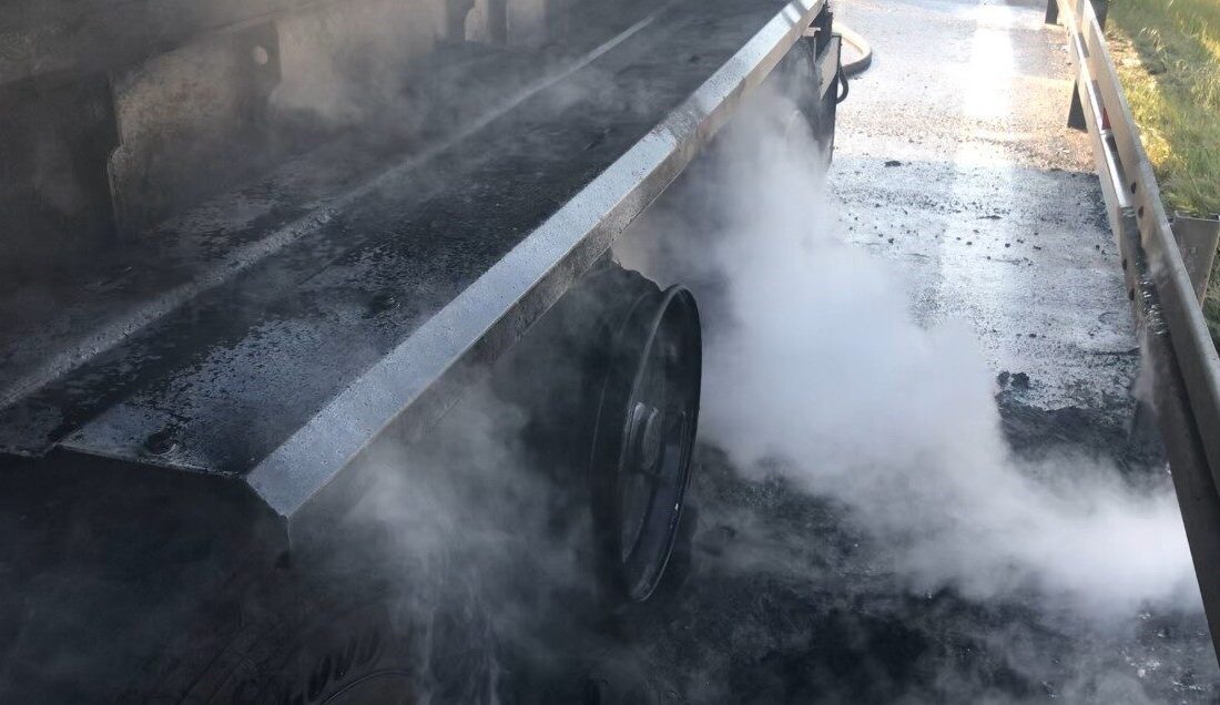 TEM Otoyolu’nun Kocaeli geçişinde taş tozu yüklü tırda çıkan yangın,