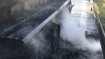 TEM Otoyolu’nun Kocaeli geçişinde taş tozu yüklü tırda çıkan yangın,