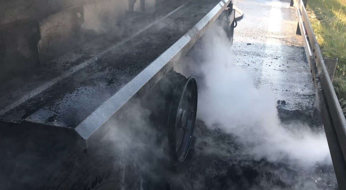 TEM Otoyolu’nun Kocaeli geçişinde taş tozu yüklü tırda çıkan yangın,