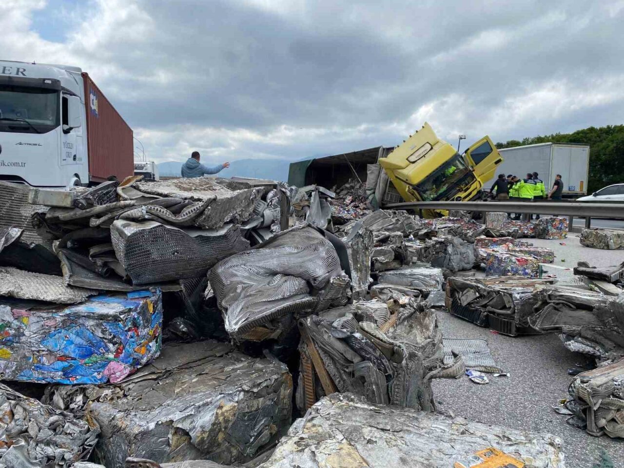 TEM Otoyolu’nun Kocaeli geçişinde hurda yüklü tır, demir bariyere çarptıktan
