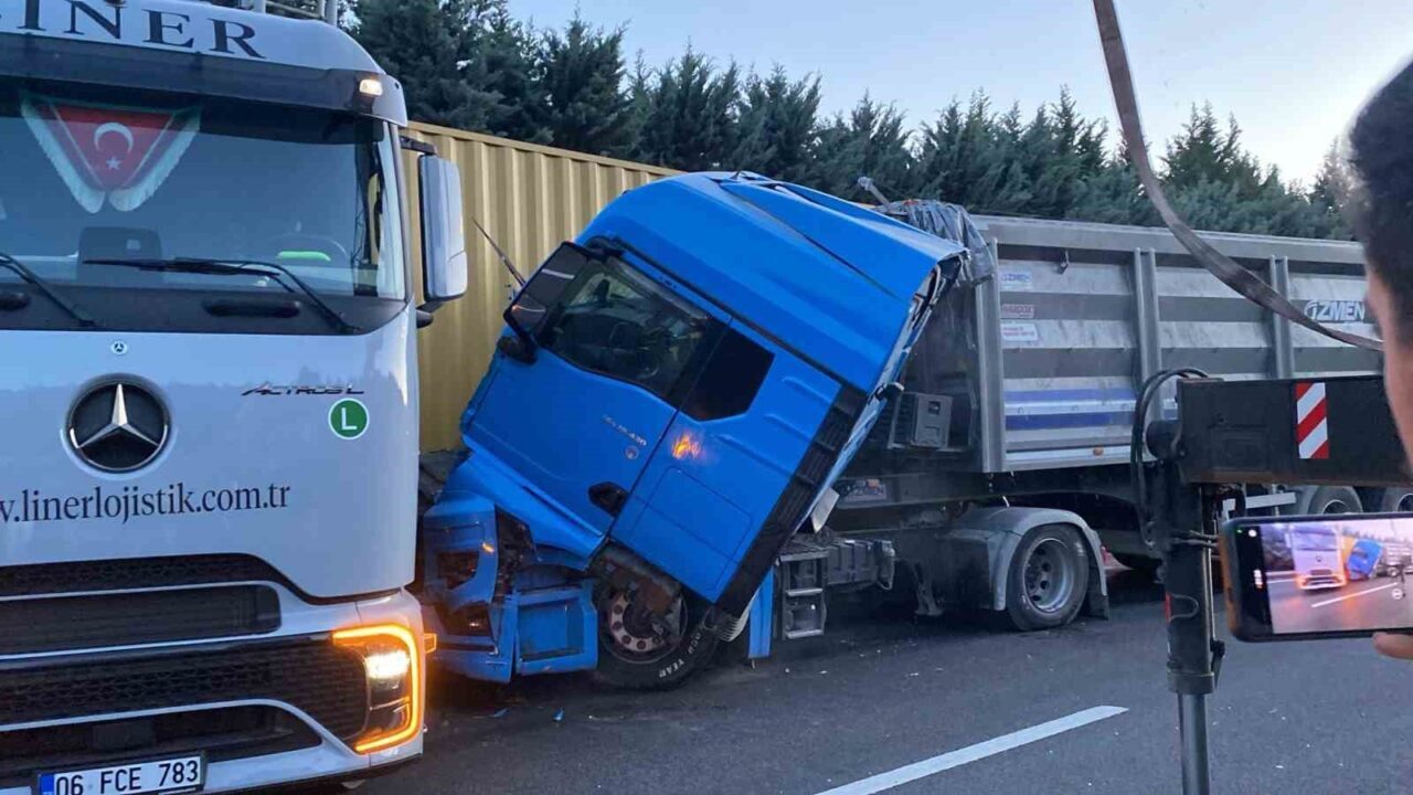 Kocaeli TEM Otoyolu’nda yavaşlayan trafik kazaya sebep oldu. 3 aracın