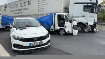 Kocaeli'de TEM Otoyolu'nda meydana gelen zincirleme kazada bir kişi yaralandı.