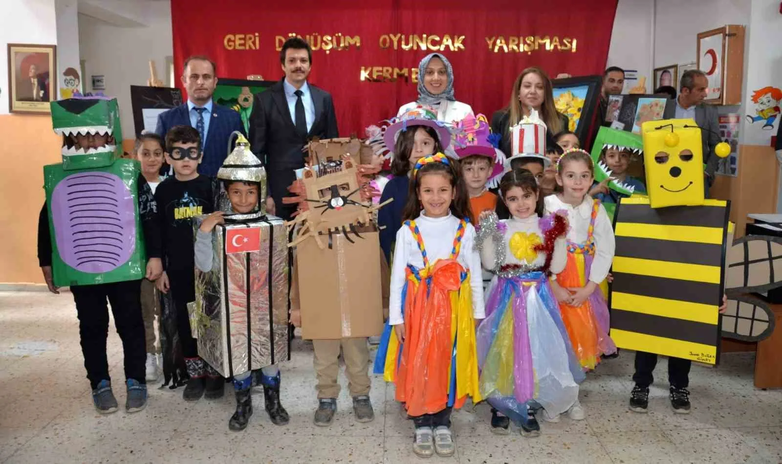 Tercan Mehmet Kutsi Beğdes İlkokulunda düzenlenen geri dönüşüm oyuncak yarışmasında