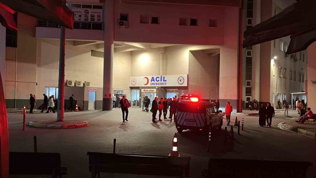 Kocaeli’nin Darıca ilçesinde acil servisin otoparkına dalan tırın sürücüsünün alkollü