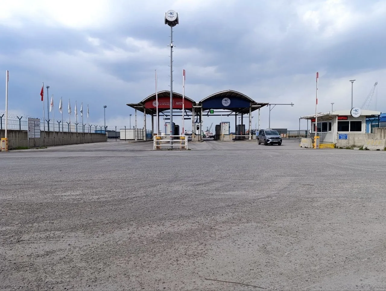 Sakarya’nın Karasu ilçesinde Ro-ro seferlerinin yapıldığı Karasu Limanı’nda geminin içindeki