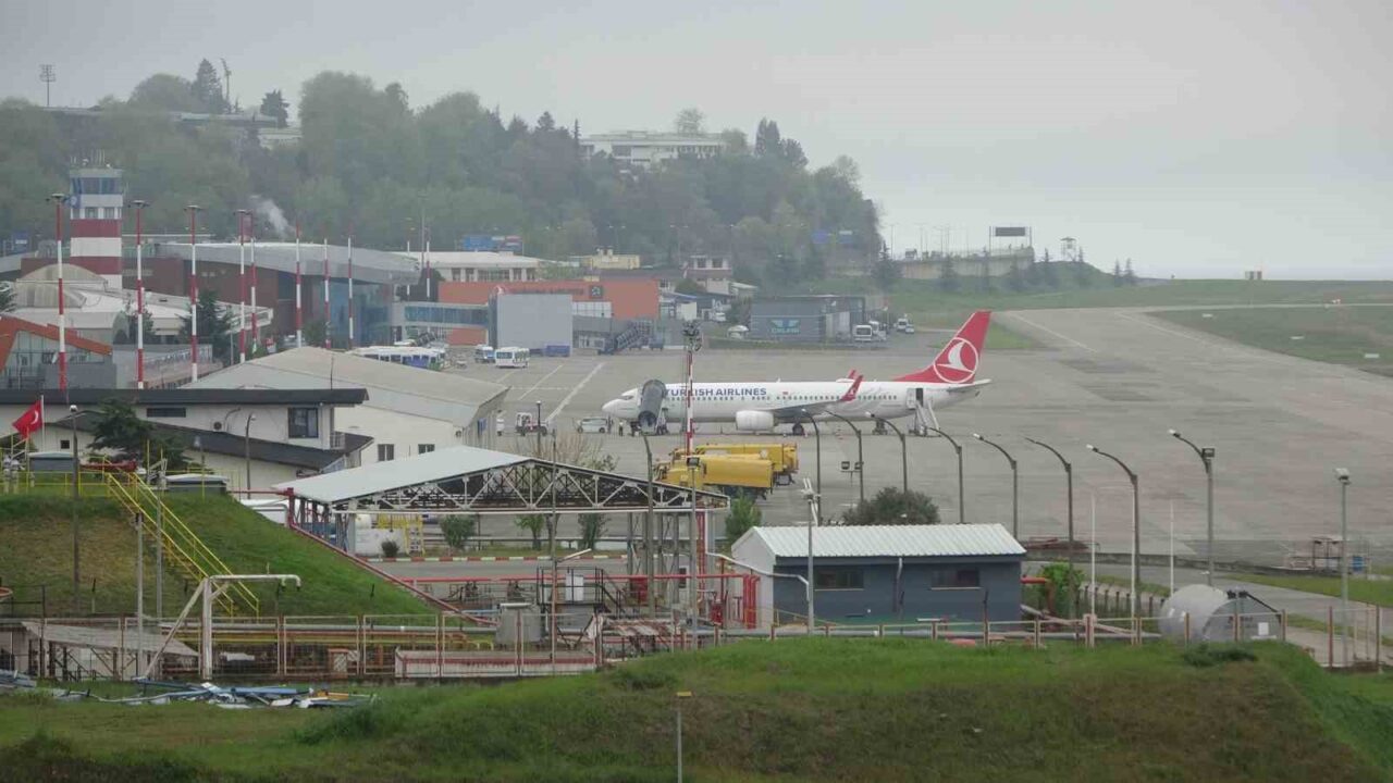 Trabzon’da sisin etkisini bugün de devam ettirmesi, uçuşlarda aksamalara neden