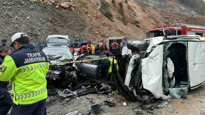 Trabzon’da Dernekpazarı-Çaykara karayolunda iki aracın kafa kafaya çarpışması sonucu 7