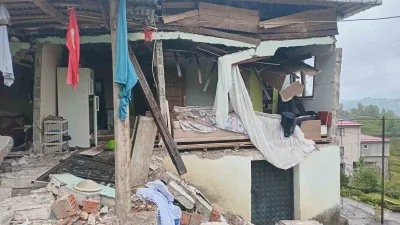 Trabzon’un Of ilçesinde tüp patlaması sonucu çöken evde enkaz altında