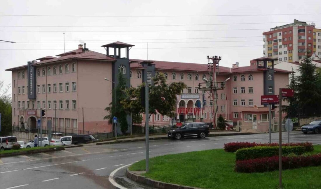 Trabzon’un Ortahisar ilçesinde bir ortaokulda öğretmen, teneffüs bitiminde tartıştığı öğrencisinin