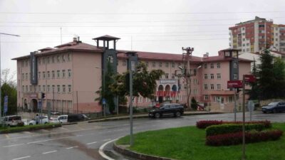 Trabzon’un Ortahisar ilçesinde bir ortaokulda öğretmen, teneffüs bitiminde tartıştığı öğrencisinin