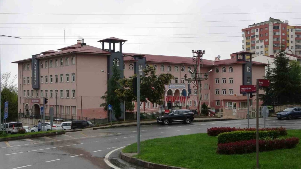 Trabzon’un Ortahisar ilçesinde bir ortaokulda öğretmen, teneffüs bitiminde tartıştığı öğrencisinin