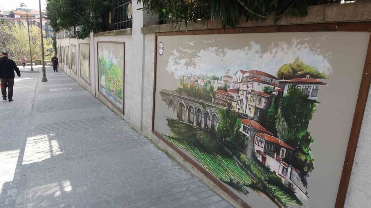 Trabzonlu ressam Yıldıray Yıldırım, yöresel motiflerle kenti güzelleştirmeye çalışıyor. Cami