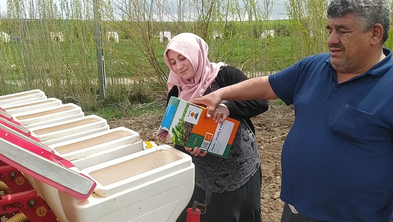 Sivas’ta yaşayan ve çiftçilik yapan eşine destek olan Emel Sağırkaya,