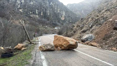 Tunceli-Erzincan karayolunda dağdan kopan kaya parçaları yola düştü. Yaşanan olay,