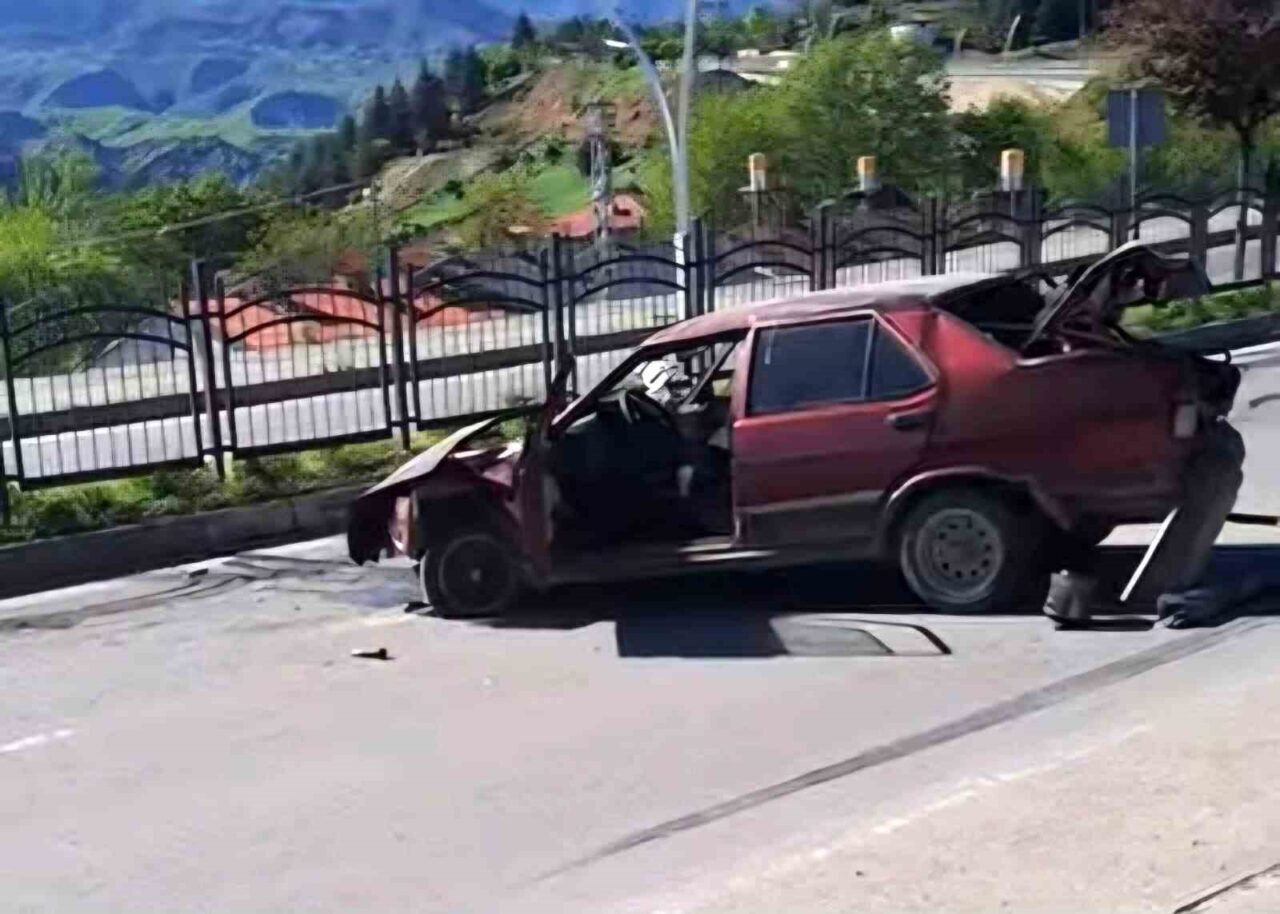 Tunceli’de sürücüsünün direksiyon hakimiyetini kaybettiği otomobil takla atarak refüje çarptı.
