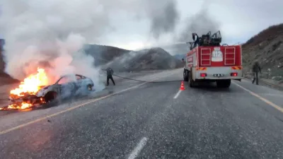 Tunceli'nin Pülümür ilçesinde seyir halindeyken alev alan araç, kısa sürede