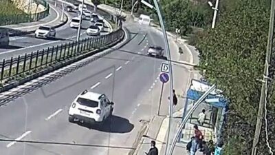 Tunceli’de minibüsün iki araca çarptığı kaza anı güvenlik kameralarına yansıdı.