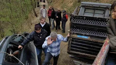 Araklı'da uçurumda mahsur kalan araç, Erenler Mahallesi sakinlerinin yardımıyla kurtarıldı.