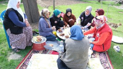 Erzincan Binali Yıldırım Üniversitesi öğrencileri, yardıma muhtaç yaşlı bireyleri evlerinde