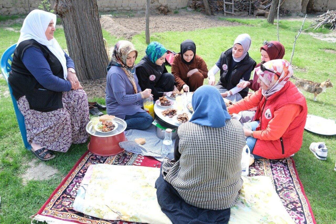 Erzincan Binali Yıldırım Üniversitesi öğrencileri, yardıma muhtaç yaşlı bireyleri evlerinde