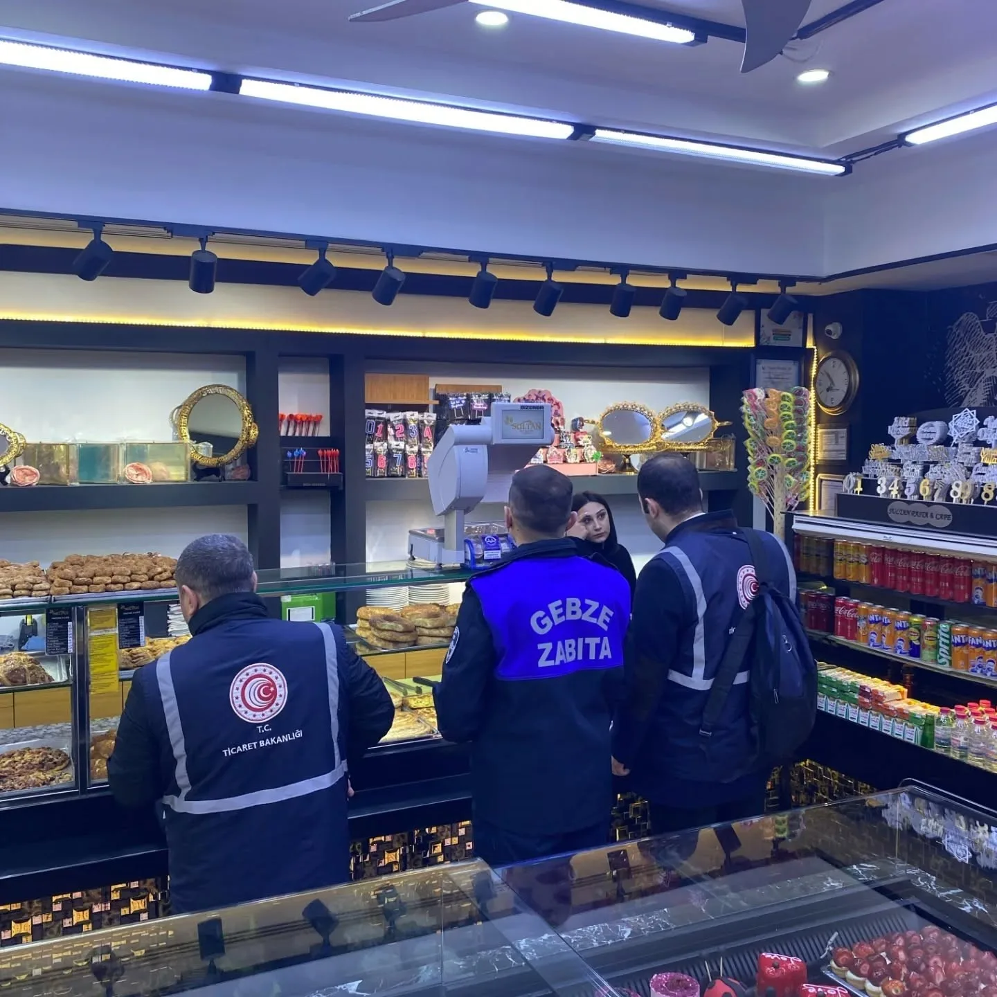 Gebze Belediyesi Zabıta Müdürlüğü ekipleri, unlu mamuller satışı yapan işyerlerini