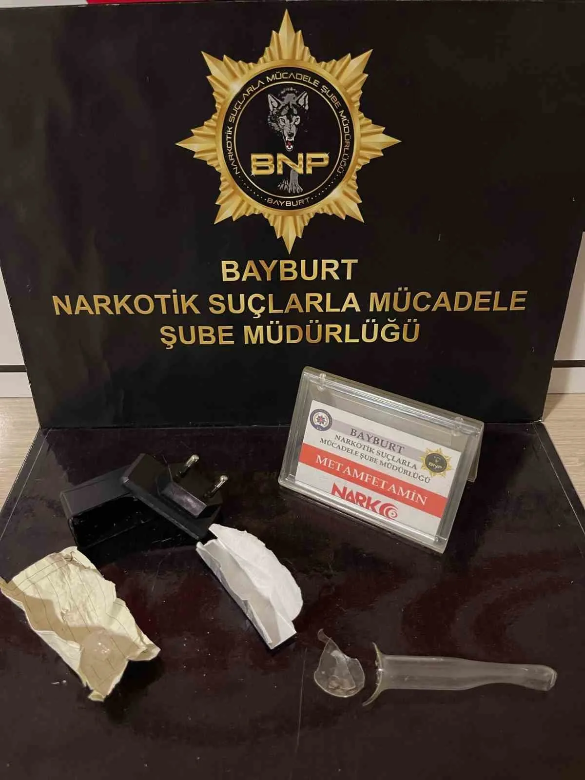 Bayburt’ta polisin şüphelenerek durdurduğu araçta yapılan adli aramada bir miktar