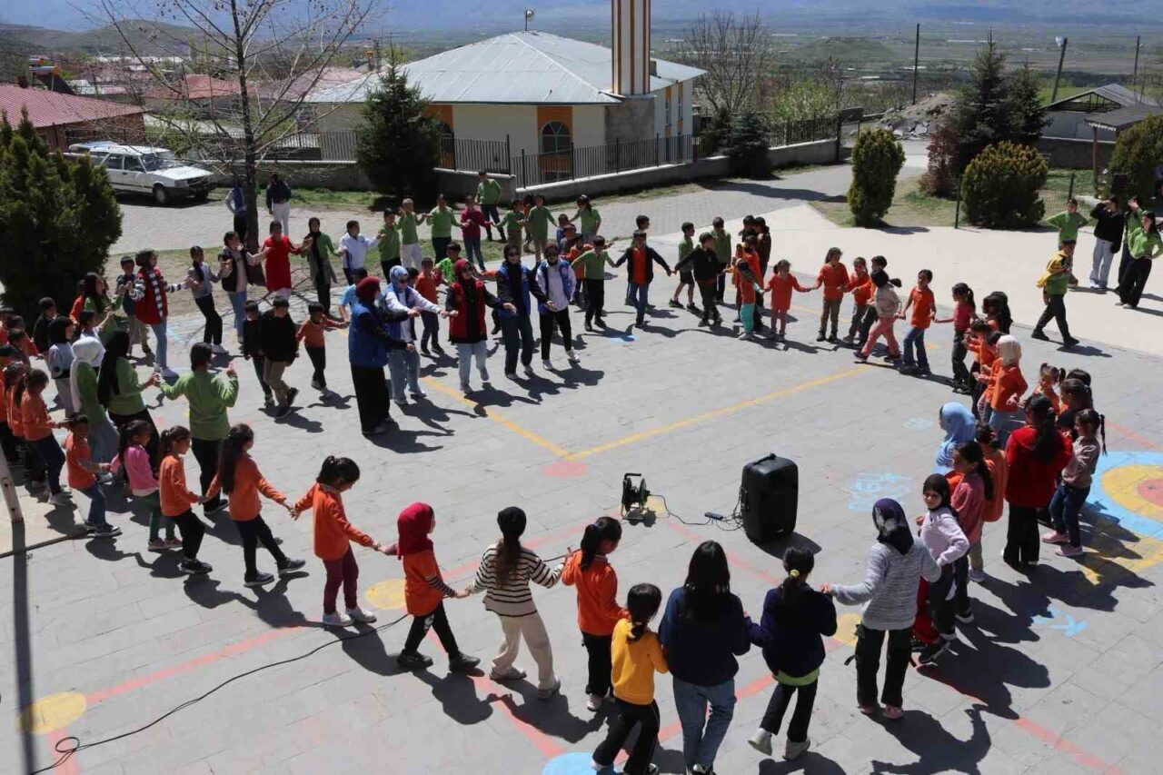 Üzümlü Gençlik Merkezi’nin geleneksel “Hoş Geldin Bahar Şenlikleri” Geyikli İlkokulu’nda