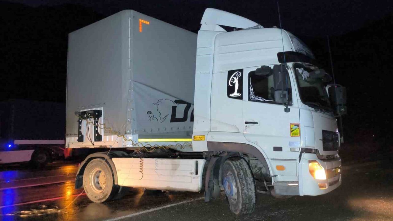 Erzurum’un Uzundere ilçesinde, tünel çıkışında İran uyruklu tır sürücüsü direksiyon