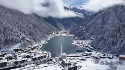 Trabzon’un Çaykara ilçesinde bulunan dünyaca ünlü turizm merkezi Uzungöl nisan