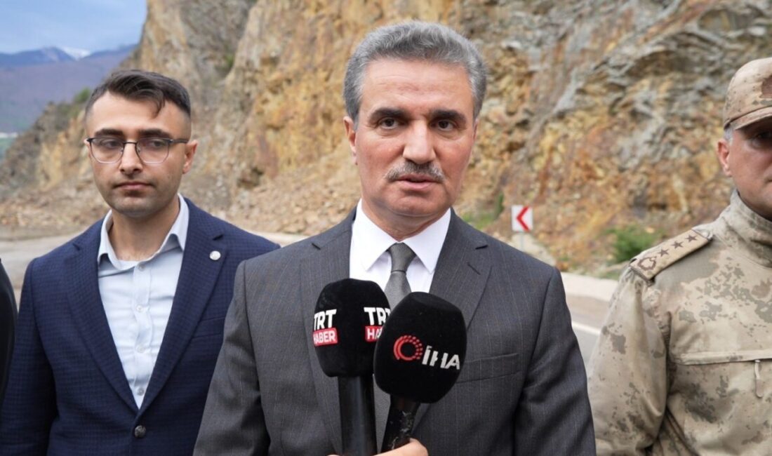 Gümüşhane Valisi Aydın Baruş, Gümüşhane-Tirebolu karayolunnda bugün yaşanan heyelan sonrası